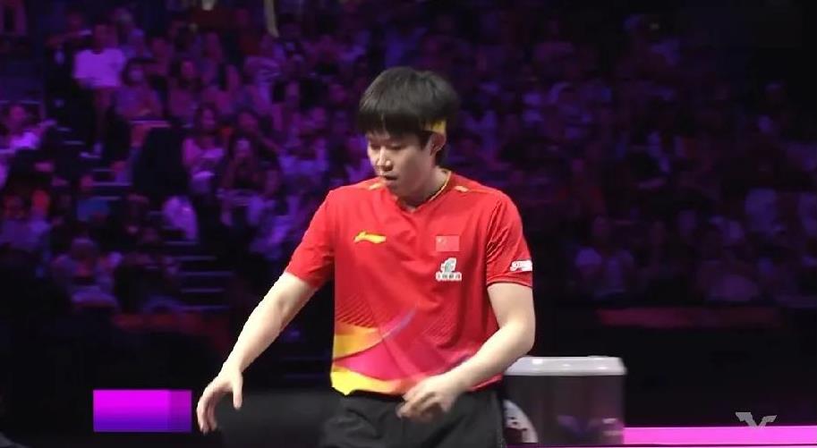 王楚钦4-0莫雷加德晋级决赛，小莫现在完全不是王楚钦对手，一年后的王楚钦太强大。