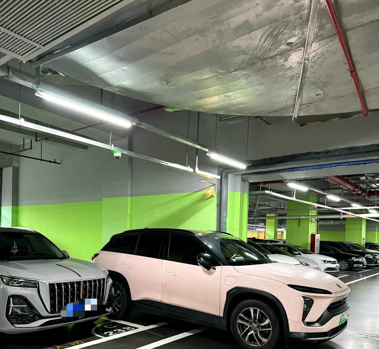 这辆蔚来ES6啥意思？车上也没人，难道是用了代客泊车，最后停了一半？[允悲] ​