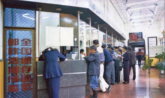 中国邮政真是个神奇的企业！1998年邮电分家后，邮政第一年就亏了179亿，成了全