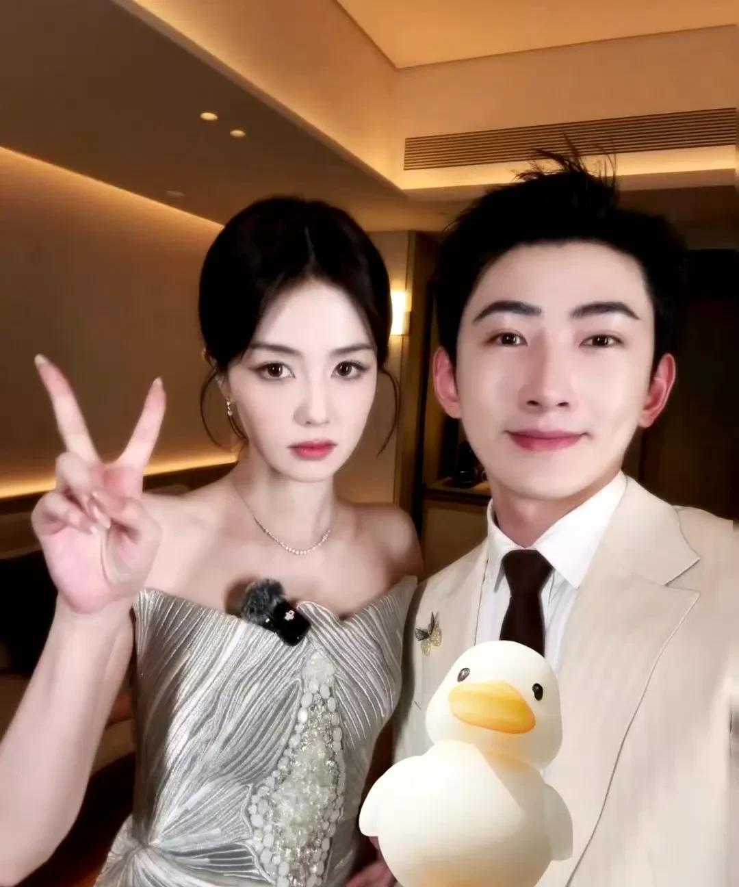 白鹿天生丽质，美颜瘦脸功能只会破坏她的美貌！
看看这个男主持人，为了自己的美貌，