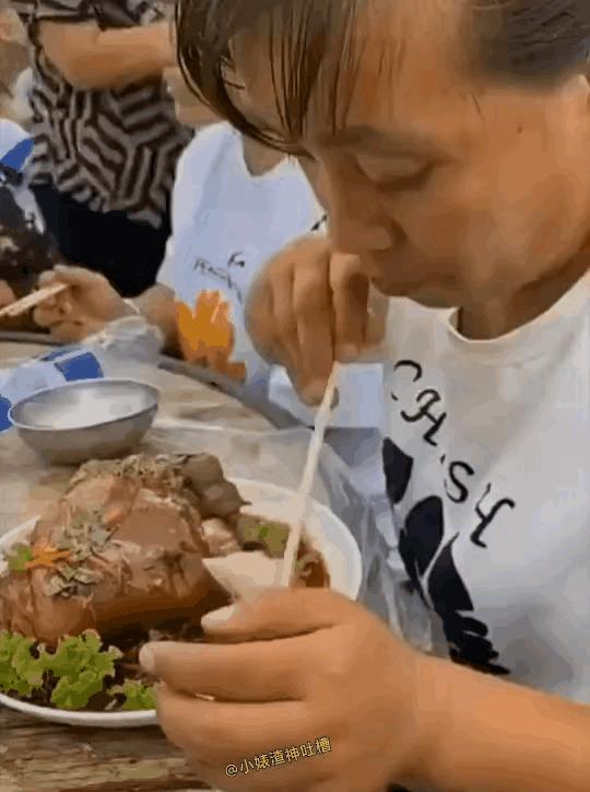 礼金必须捞回来。
视频里的大妈，在宴席上，把刚端上来的一盘肘子，搬到自己跟前。她