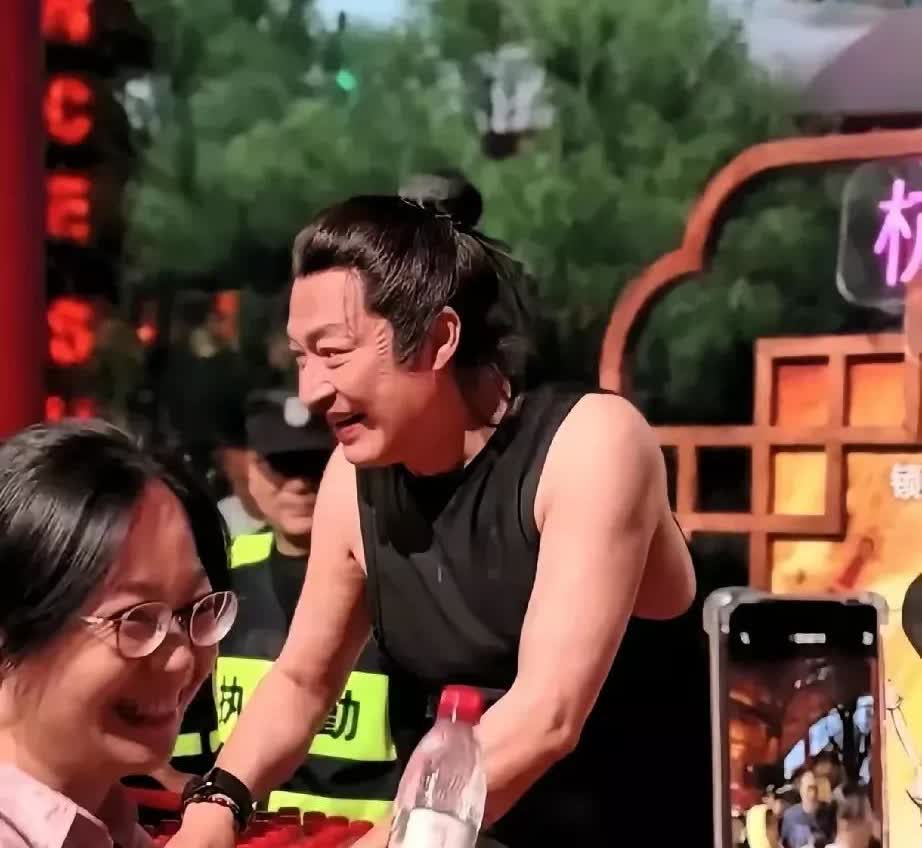 一天赚18000元，63岁马景涛景区继续营业。

前两天，马景涛刚在杭州宋城