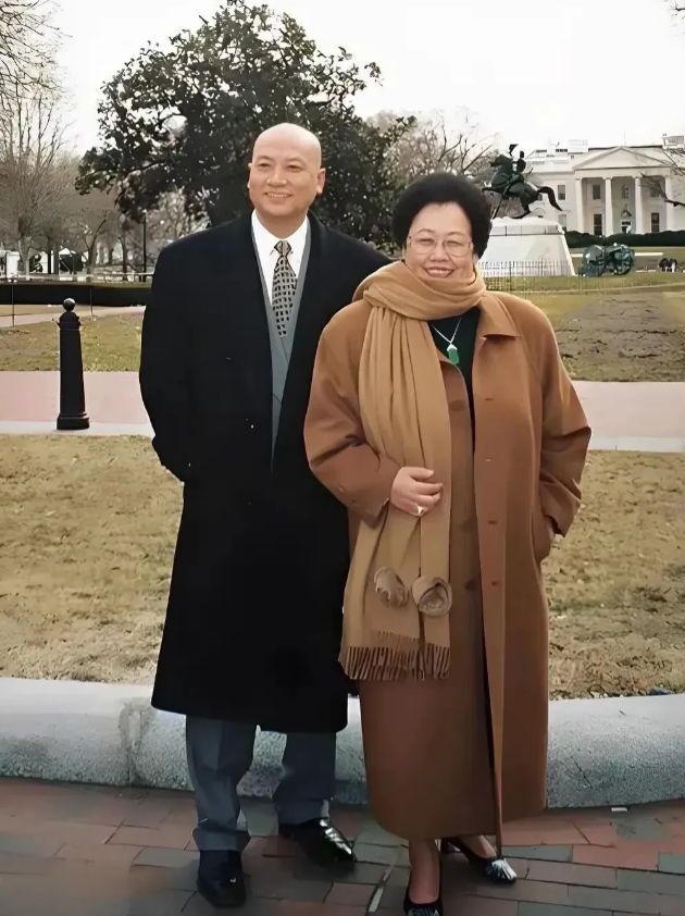 婚姻不是让别人看的，不管别人怎么说三道四，只要两人相爱、幸福、投缘就行！你觉得呢