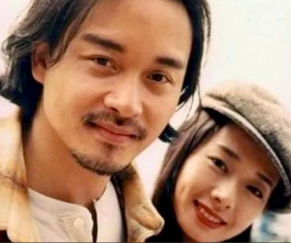 2003年，在张国荣选择结束生命之前，他约了前女友毛舜筠去喝茶。两人刚一见面，张