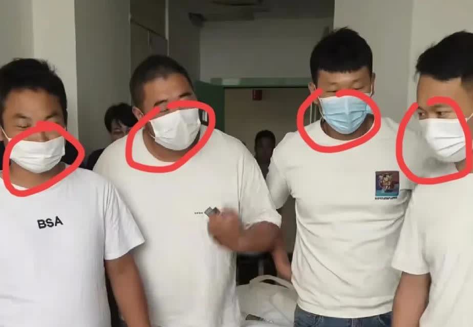 被救下的3名落水者在朋友的带领下去看望了救命恩人张伟。
有没有注意到？他们四个