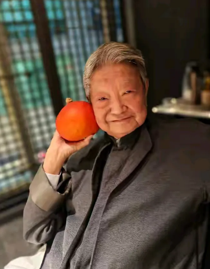 蔡澜去世，我看网上大肆吹捧他是香港四大才子，说什么他的去世是一个时代的落幕。
