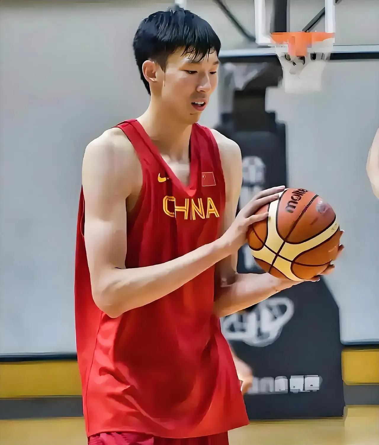 周琦今天飞抵沙特！
周琦真是个奇人！人家打CBA都能戴着护目镜上去砍瓜切菜，到了