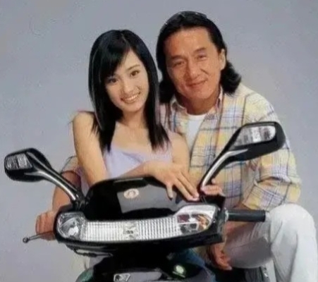 2003年，成龙接了一款摩托车广告，代言费20万，换了好几个女孩搭档都不满意，最