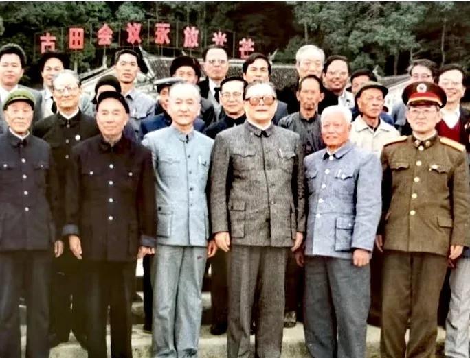 一九八九年十二月，一众人在福建古田会议纪念馆前的合影照片，距今已三十六年了，既有