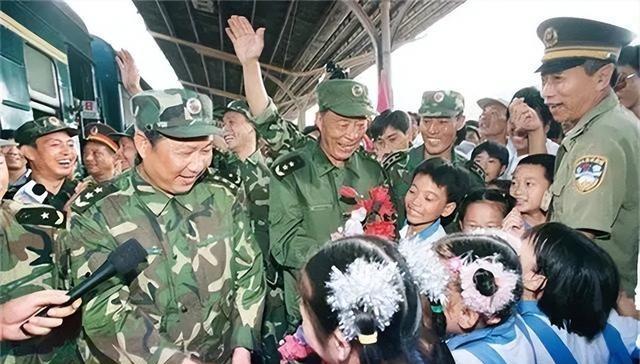 1998年，负责抗洪抢险指挥的董万瑞中将，在抗洪一线见到了自己的儿子董三榕少尉。