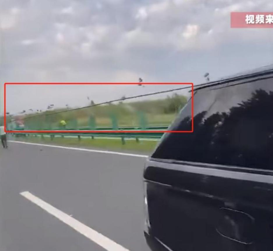 “严查到底！”



6月18日，吉林高速公路上发生惊险一幕：一辆价值百万的路虎