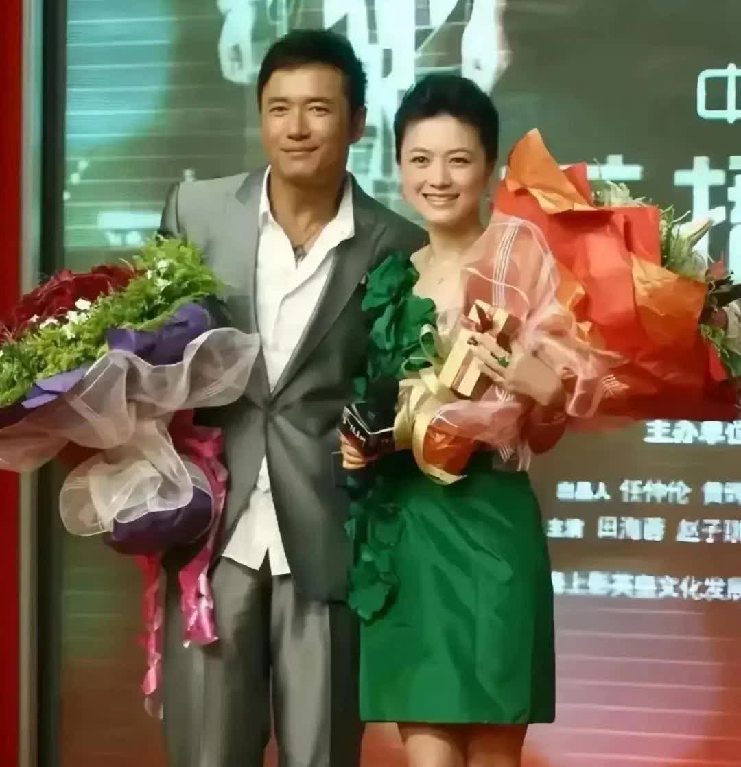 哇哦，田海蓉竟然与魅力男神同框啦！

画面中的田海蓉胖瘦合度，华容婀娜，笑靥