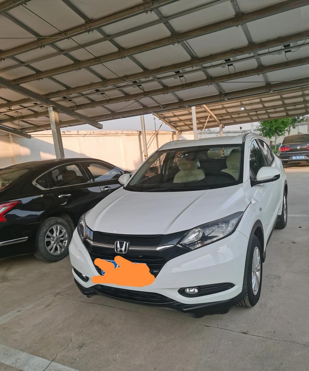 这两个车，远看一样，近看不同，[赞][赞]兄弟姐妹车型。都是五年前的车了！大家看