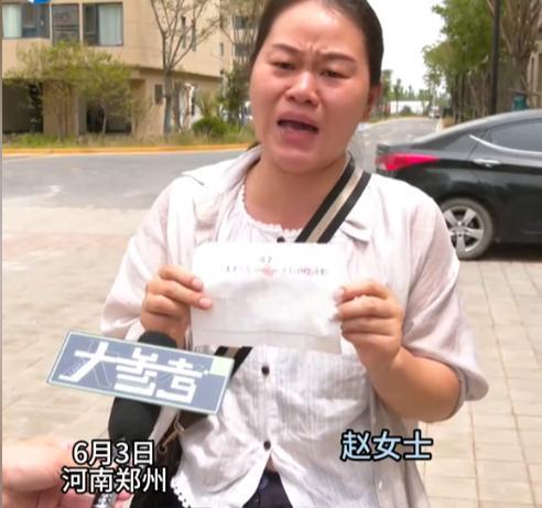 “小心遭报应！”河南，女子在街头举着借条崩溃大哭，求借钱的人赶紧还钱，救救她突发