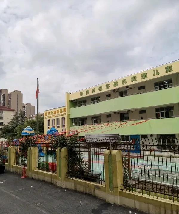 上海一小学今年仅招到22人 上海有一所镇中心小学，今年只招到了22个学生，这可太