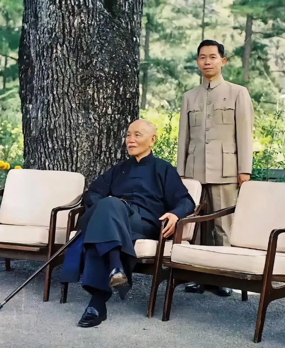 这是1974年，已经87岁的蒋介石在台湾府邸的一张留影，蒋介石已经到了风烛残年了
