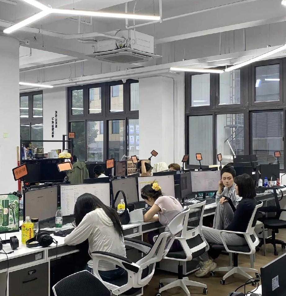 临时接到通知，公司的A客户第二天8点就会到公司来审厂，为了确保做好相应的招待工作