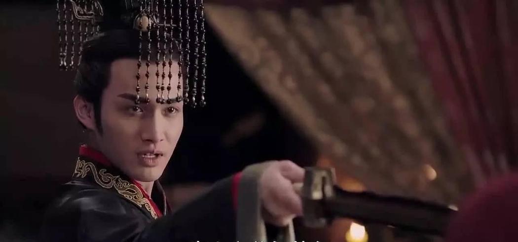 秦始皇将母亲赵姬的男宠嫪毐车裂，又把赵姬与嫪毐所生的两个儿子摔死。赵姬气疯了，一