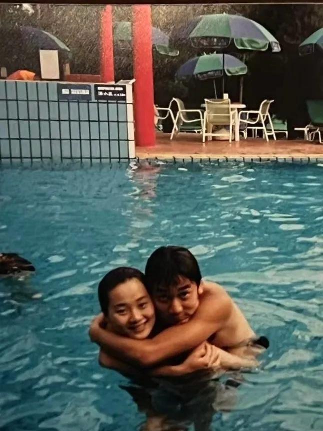 林依轮夫妻泳池背后抱：岁月沉淀下的浪漫与深情
在社交媒体的浪潮中，一张林依轮与妻