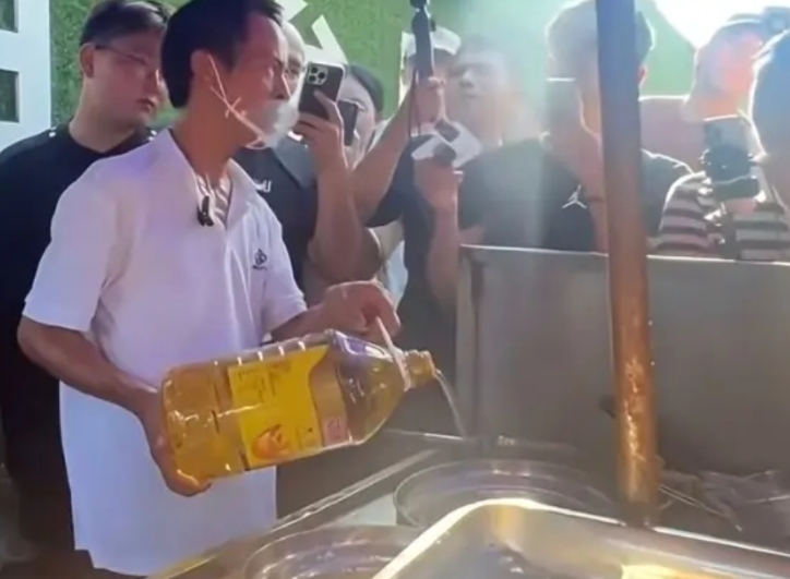 鸡排哥火了后，开始出现负面消息。
第一个被盯上的就是炸鸡排的油。
路边摊可以想到