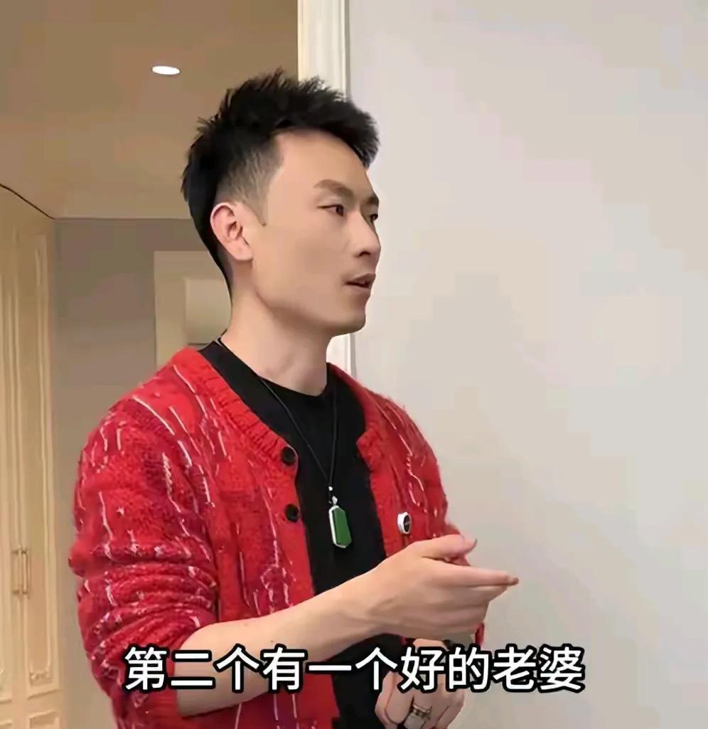 90后小伙摆地摊，却每年给妻子200万零花钱，还为其建千万别墅
