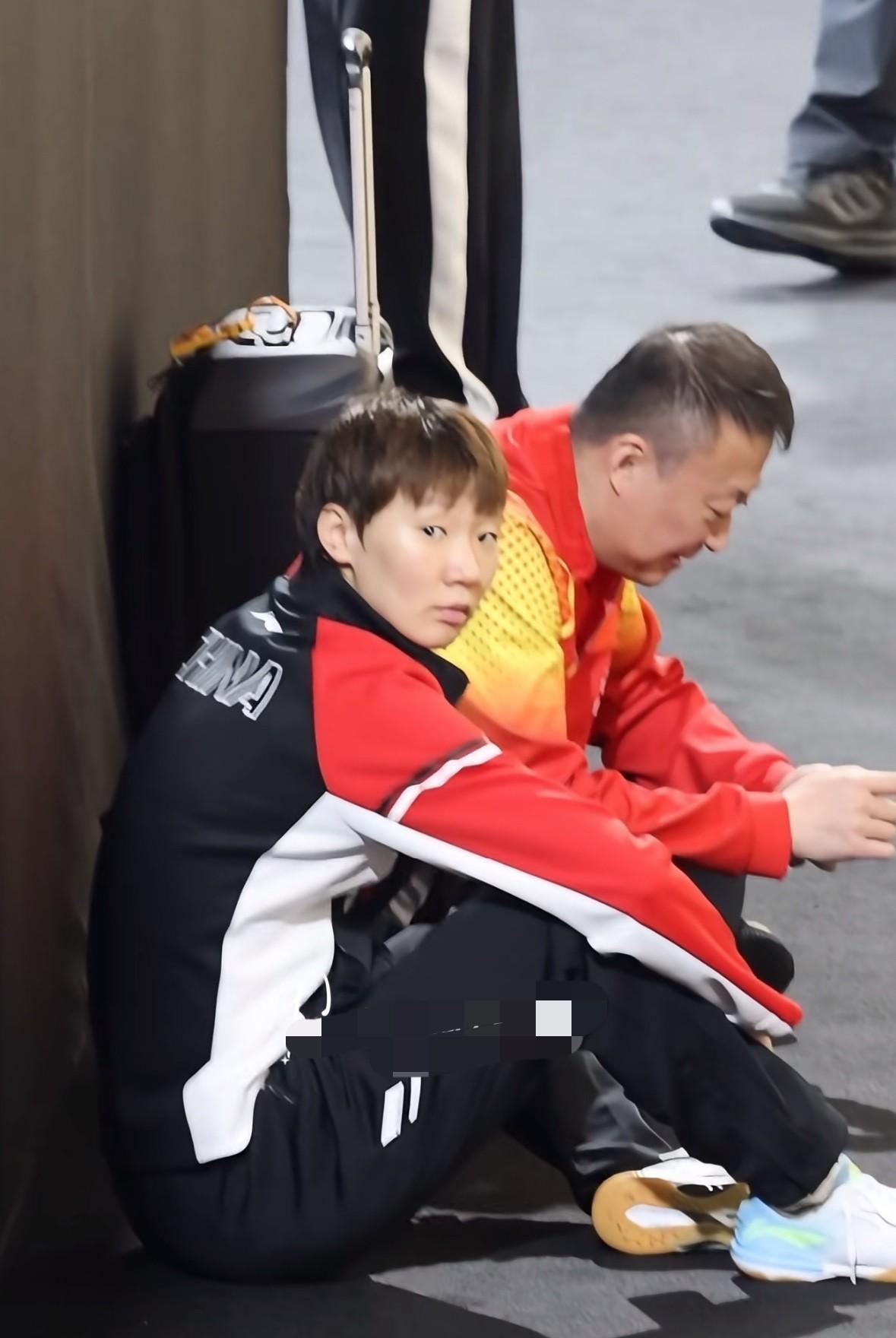 王曼昱刚刚比赛前就和马琳坐在体育场馆的地上候场，卡塔尔，你号称富的流油的国家，就