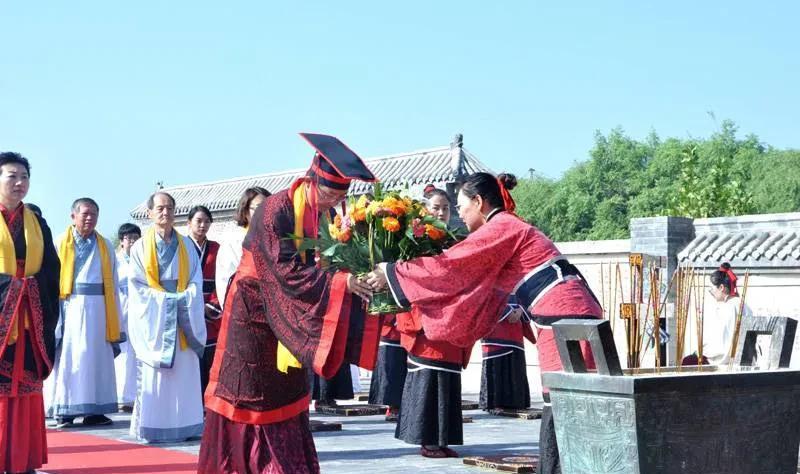 9月27 - 28日的尼山孔子文化节搞“高山仰止，对话孔子”，还和衢州同步祭孔，