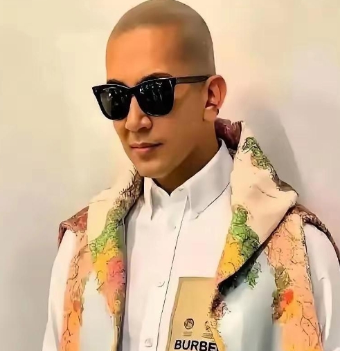 具俊晔最近的举动着实令人惊叹，堪称“神操作”。此前被全网吐槽到事业堪忧的他，悄无