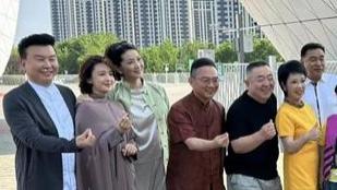央视合照暴露咖位，李修平靠边站，张宏民侧身让位，C位令人意外