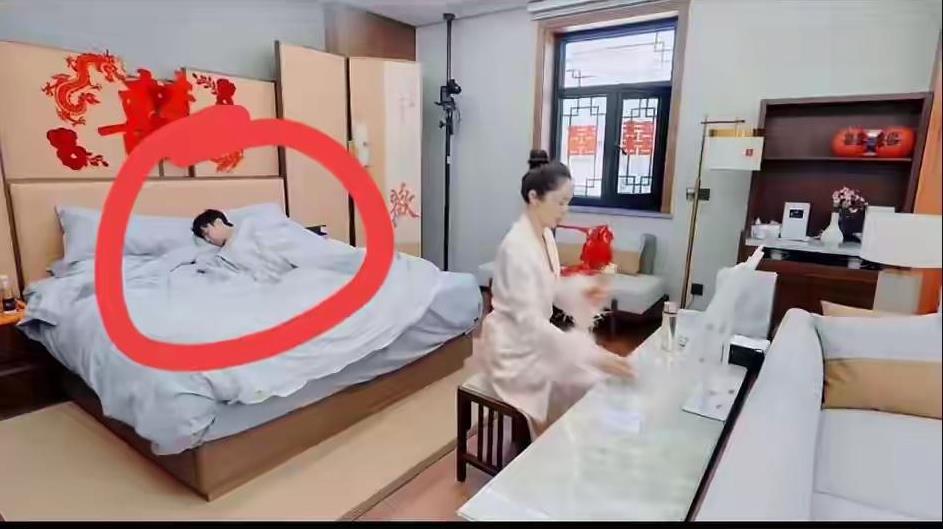 新婚之夜都被直播！
如果是我，早就发飙了！
董璇和张维伊的新婚之夜，节目组的摄像