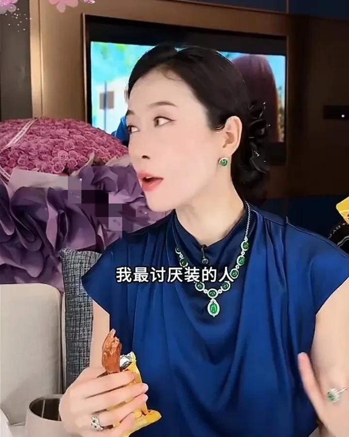 温峥嵘直播时说自己最讨厌装的人，最喜欢赵露思和陈都灵，因为这两个人简单、善良、朴