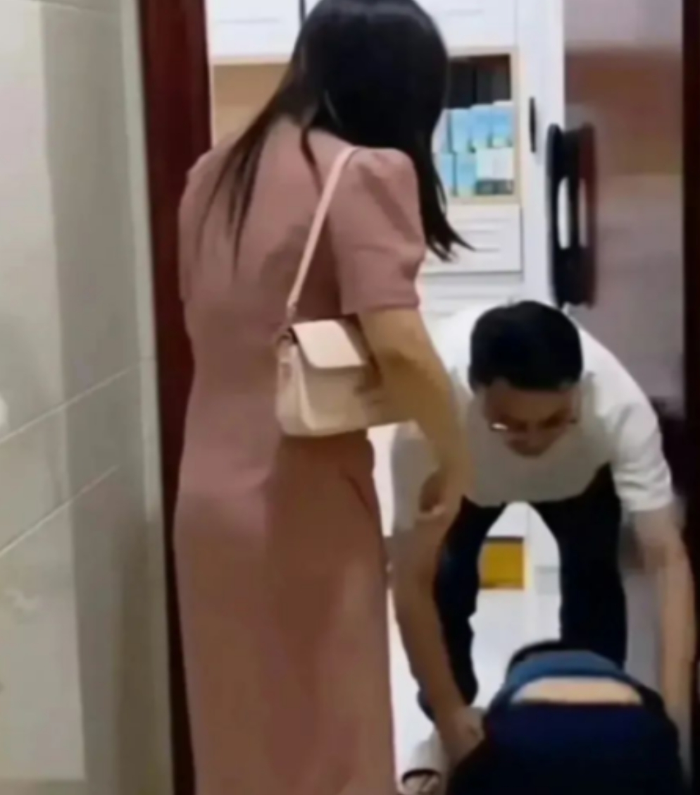 多善良的两家人啊！2023年，四川一男子舍身救了一名落水的孩子，隔天孩子妈妈就带