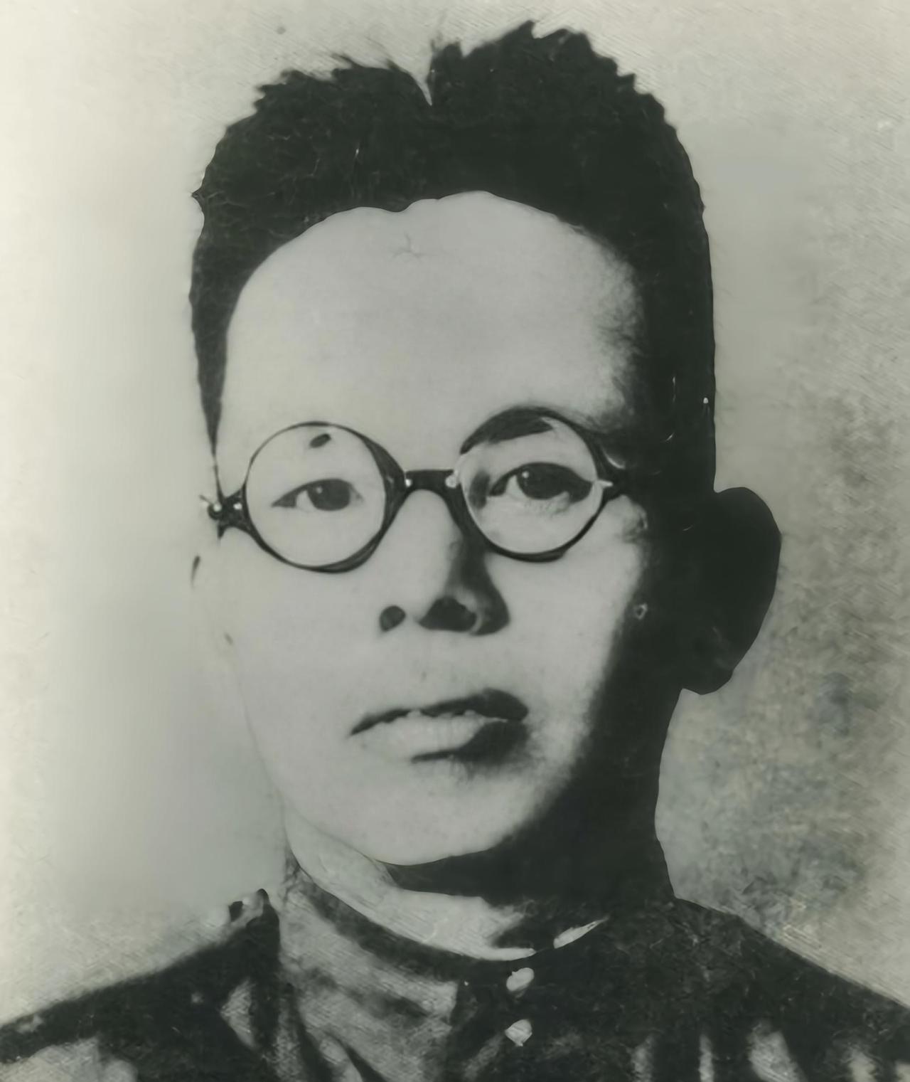 1937年，红4师新上任的政委召开会议，师长到了以后，却被安排坐在台下，正当他纳