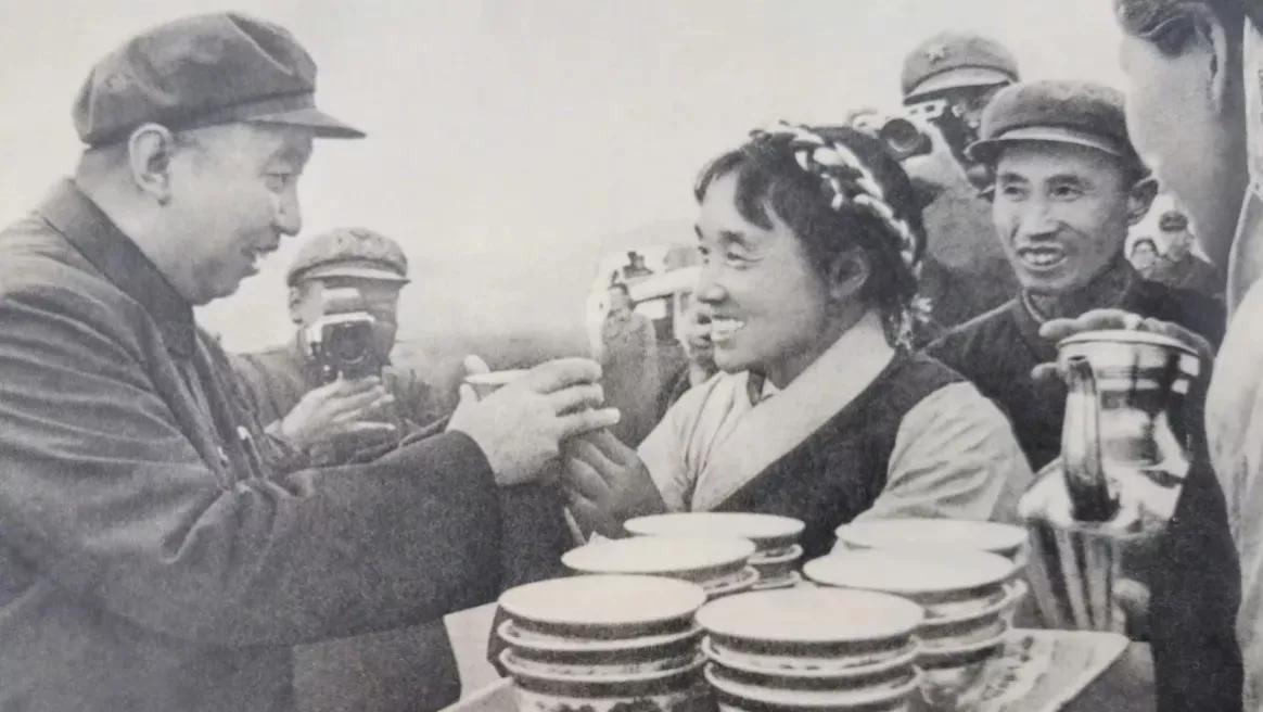 1975年，西藏自治区成立10周年，华国锋率中央代表团来到西藏，与人民在一起，同
