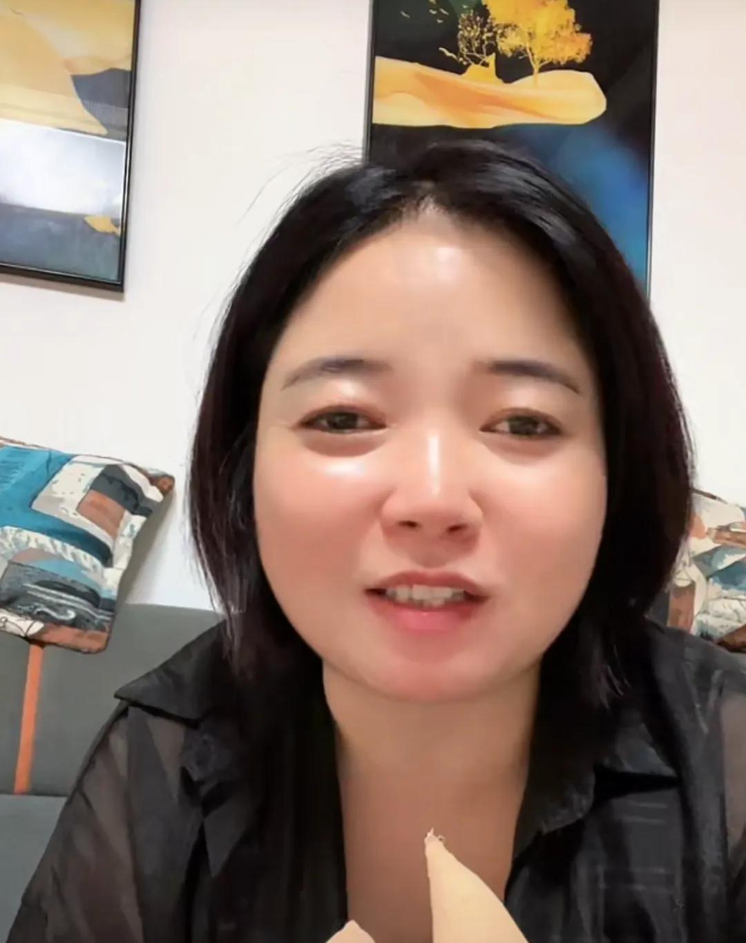 堂嫂今天晚上直播时，不停地夸小熊！
说磊磊这姑娘心地善良人很好，
自己带着自己的