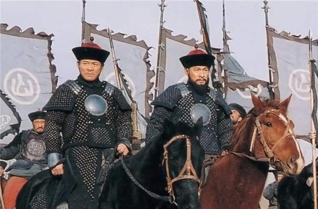 乾隆亲自审问川陕总督张广泗，张广泗在拷打之下，坚称自己无罪。乾隆大怒，下令将其斩