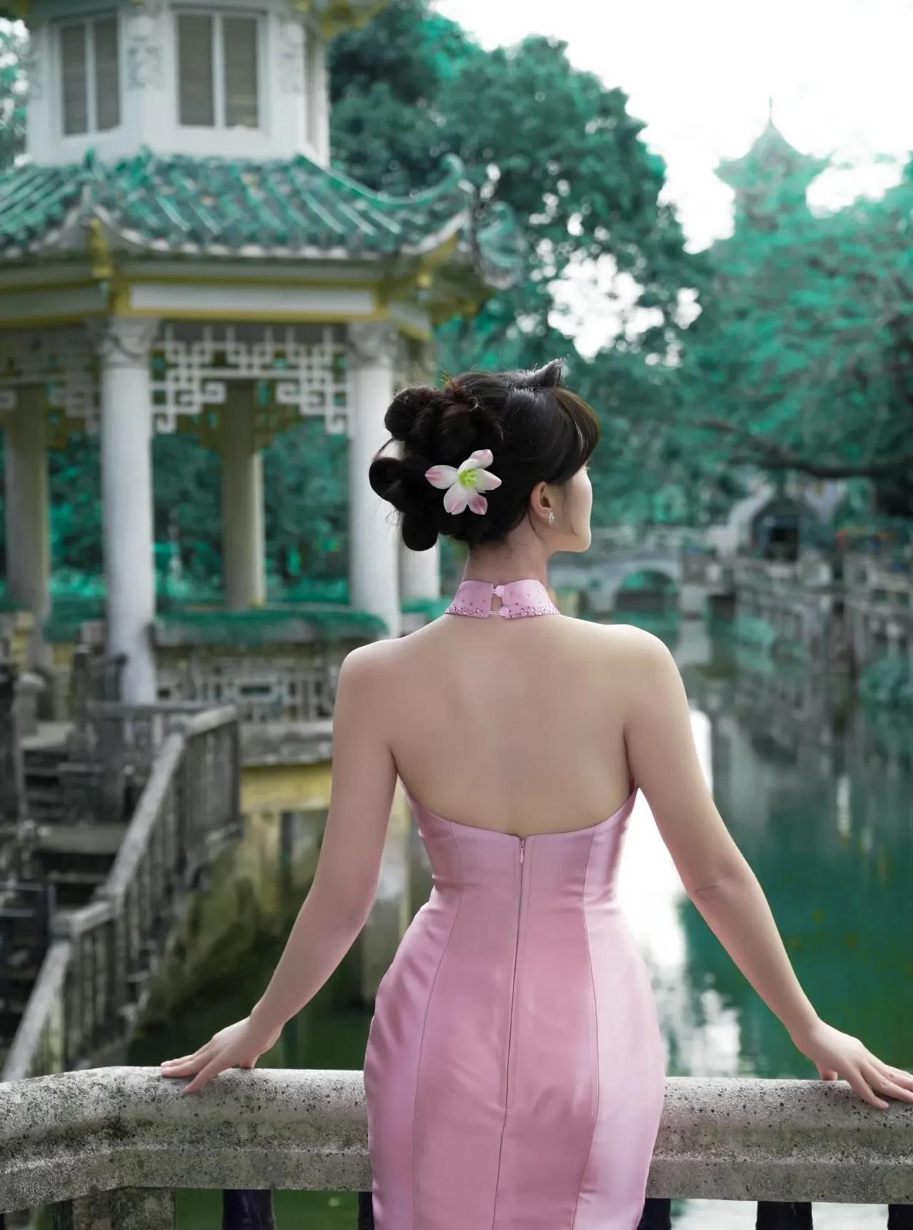 蓝盈莹的后背，你们什么感觉？
常年健身的人，果然不同凡响
她是曹骏的前女友
她更