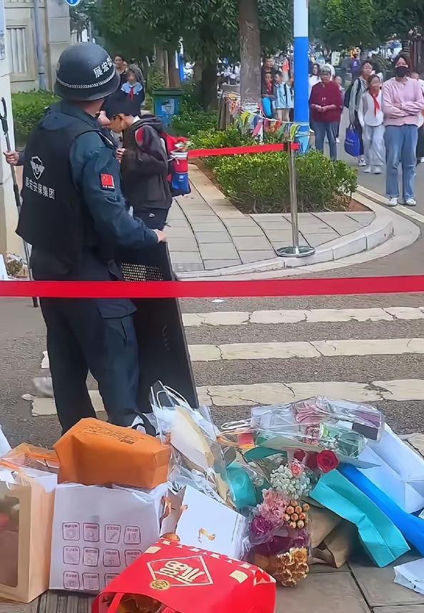 教师节这天，很多学生带给老师的礼物都被拦下了，直接进不了校门……
咱也不知道，学