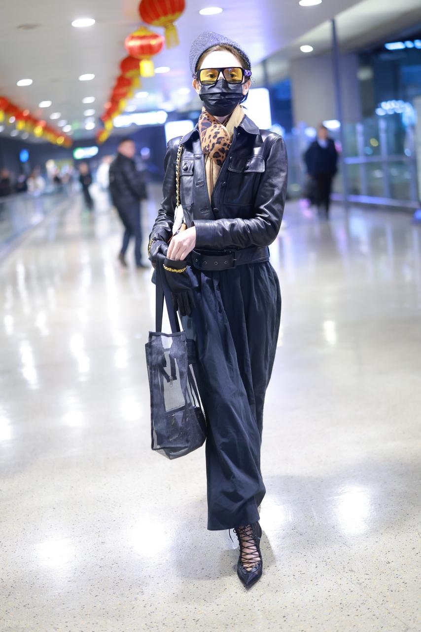 彭小苒现身上海机场，她这次搭配了一身黑色的皮衣