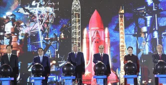越南原四驾马车加一的农德孟、阮晋勇、阮氏金银和陈国旺陪同苏林参加越南国家成就展。