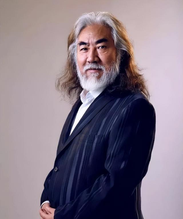 张纪中也没想到，74岁的他给了杜星霖一切的爱，却没换来一声感激
张纪中1951年