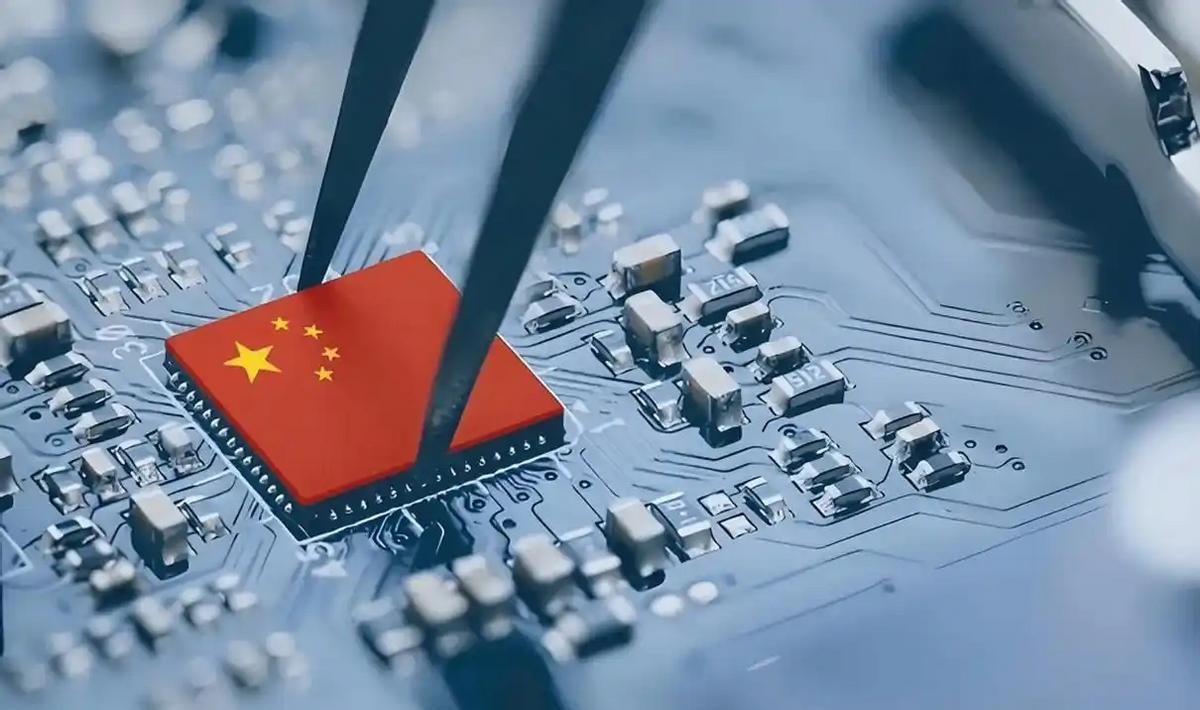 中美芯片之争，美国浪费了四年才发现自己上当了，在这四年中，中国采用你打你的，我打