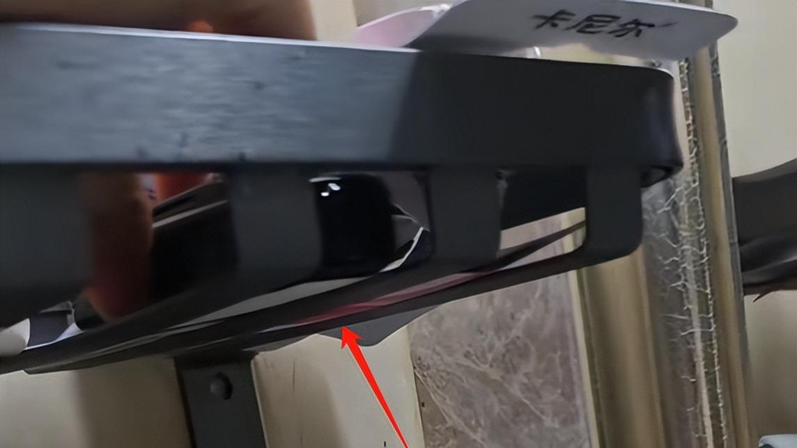 女子和男友同居被未来公公偷拍，连续6天未发现，全身上下被看遍