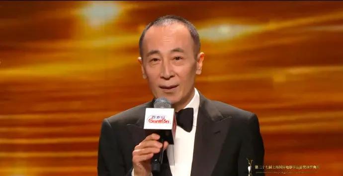 爆！曹保平凭《脱缰者也》二封金爵最佳导演
时隔十年，曹保平再获殊荣！从《烈日灼心