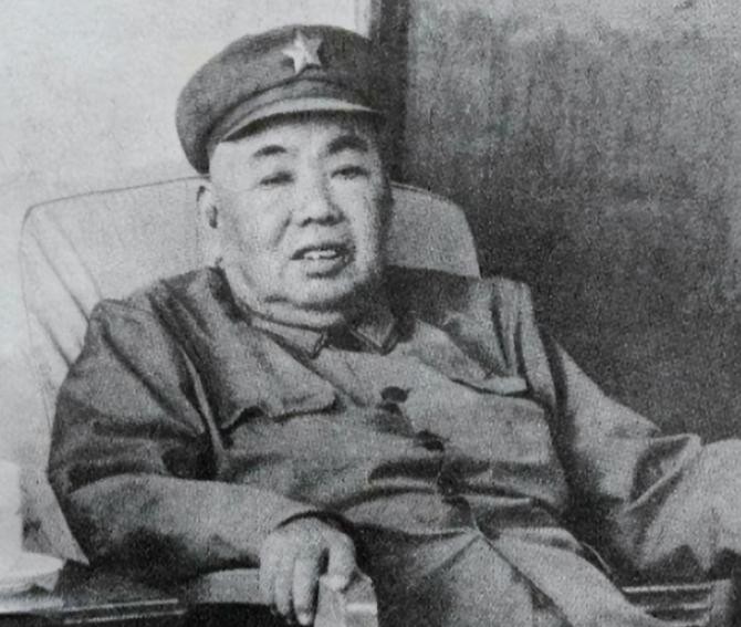 1976年许世友来到毛主席故乡韶山，就在喝酒时，许世友女儿突然上前耳语， 许世友