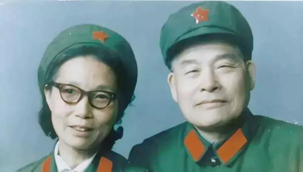六十年代后期，铁道兵第十师师长李兴弟与妻子许萍在一起，亲切交谈，笑容满面，举止温