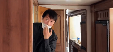  邓超把物尽其用玩明白了！顶着严寒为董子健宣传新片，顺带捎上自己同日上映的作品，