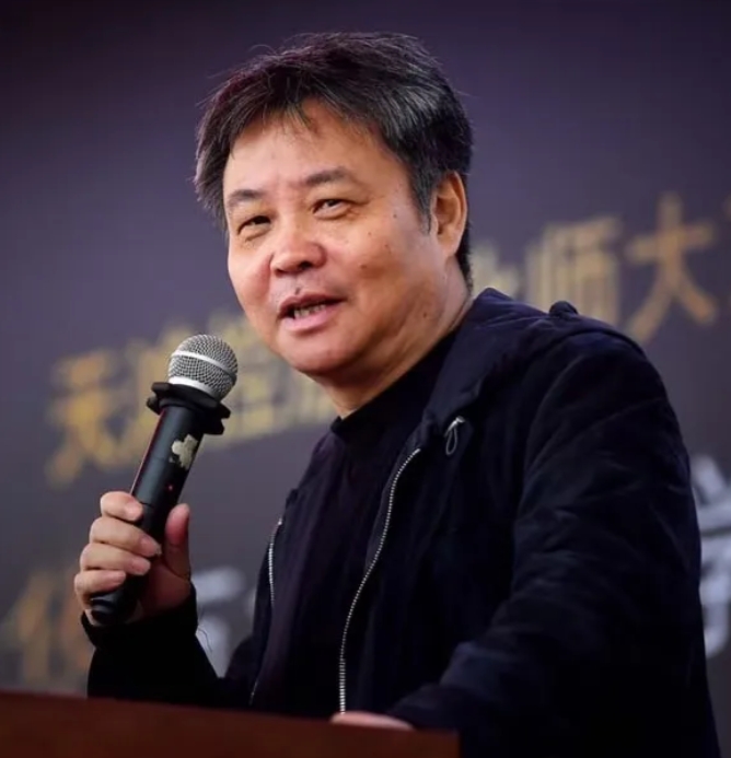 余华说：
“男人赚不到大钱不会怎么样
长的不帅不会怎么样，但不能没有信心。

一