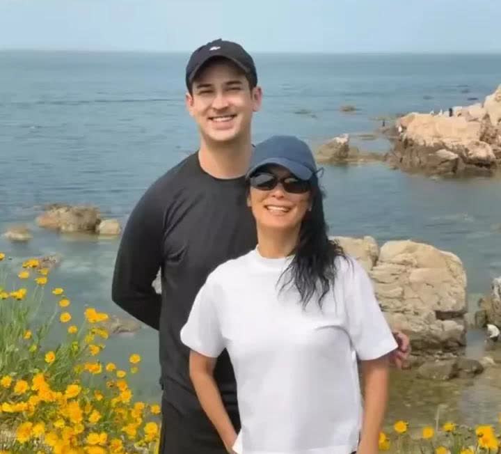 61岁韦唯和小儿子回山东看花海，羡慕嫉妒不？祝大家端午节快乐！