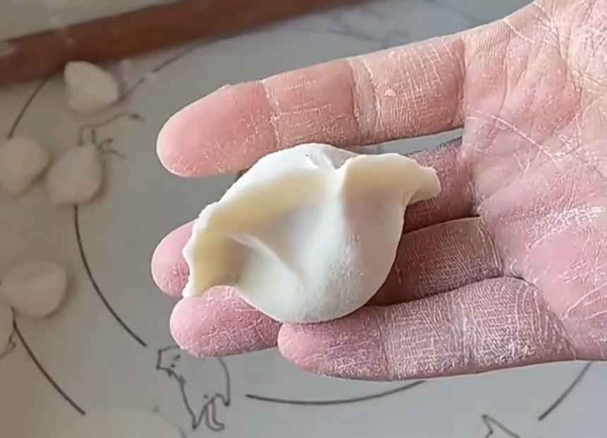 今天带着孩子和老公回娘家转一圈，这是回到家的第一顿饭，妈妈包了我最爱吃的饺子，饺